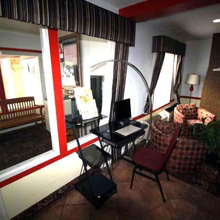 Norwood Inn Minneapolis Розвіль Екстер'єр фото
