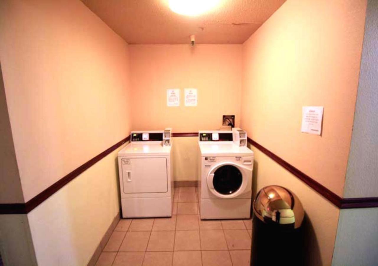 Norwood Inn Minneapolis Розвіль Екстер'єр фото
