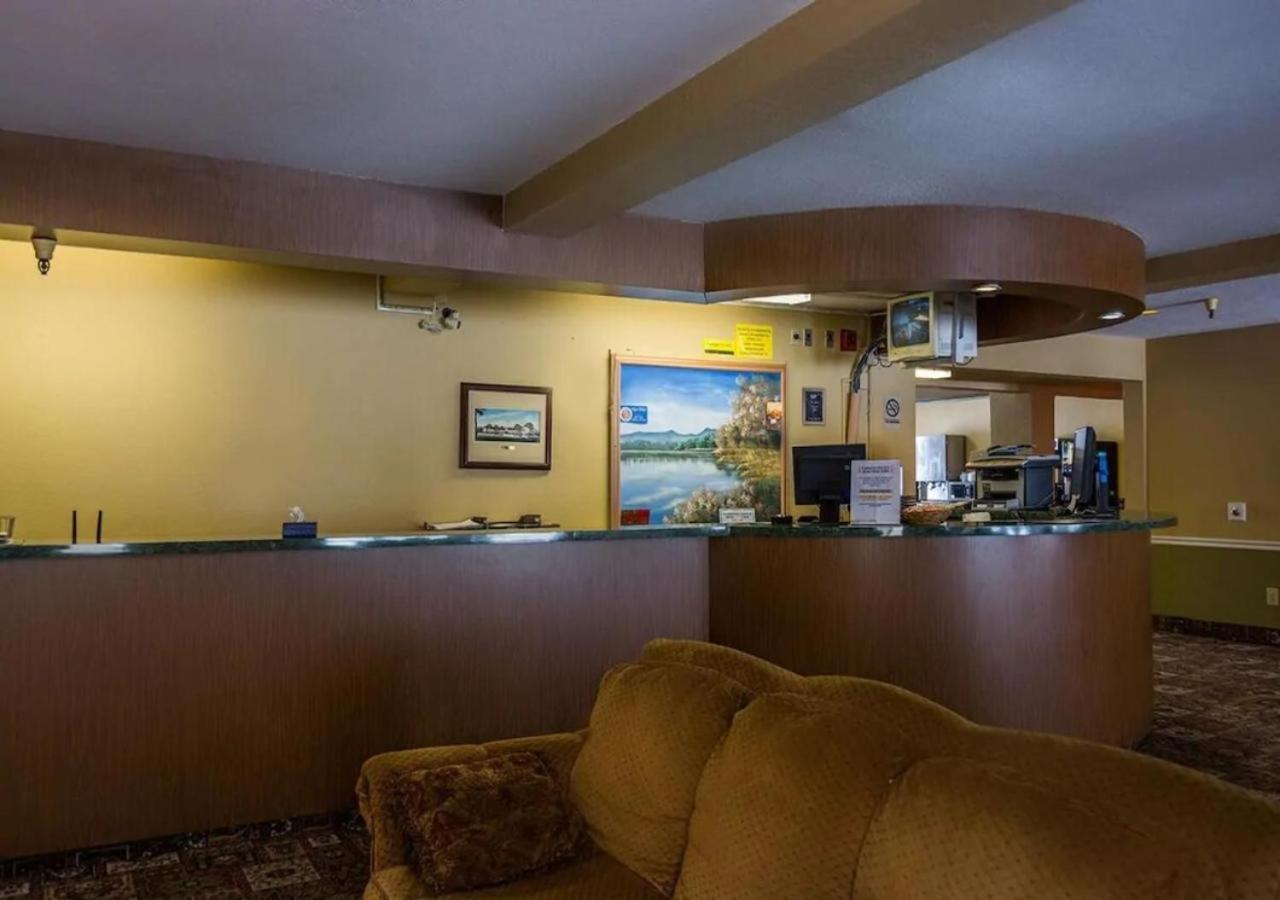 Norwood Inn Minneapolis Розвіль Екстер'єр фото